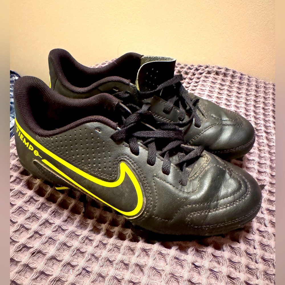 Nike youth soccer cleats 2.5Y Tempo black and yellow
